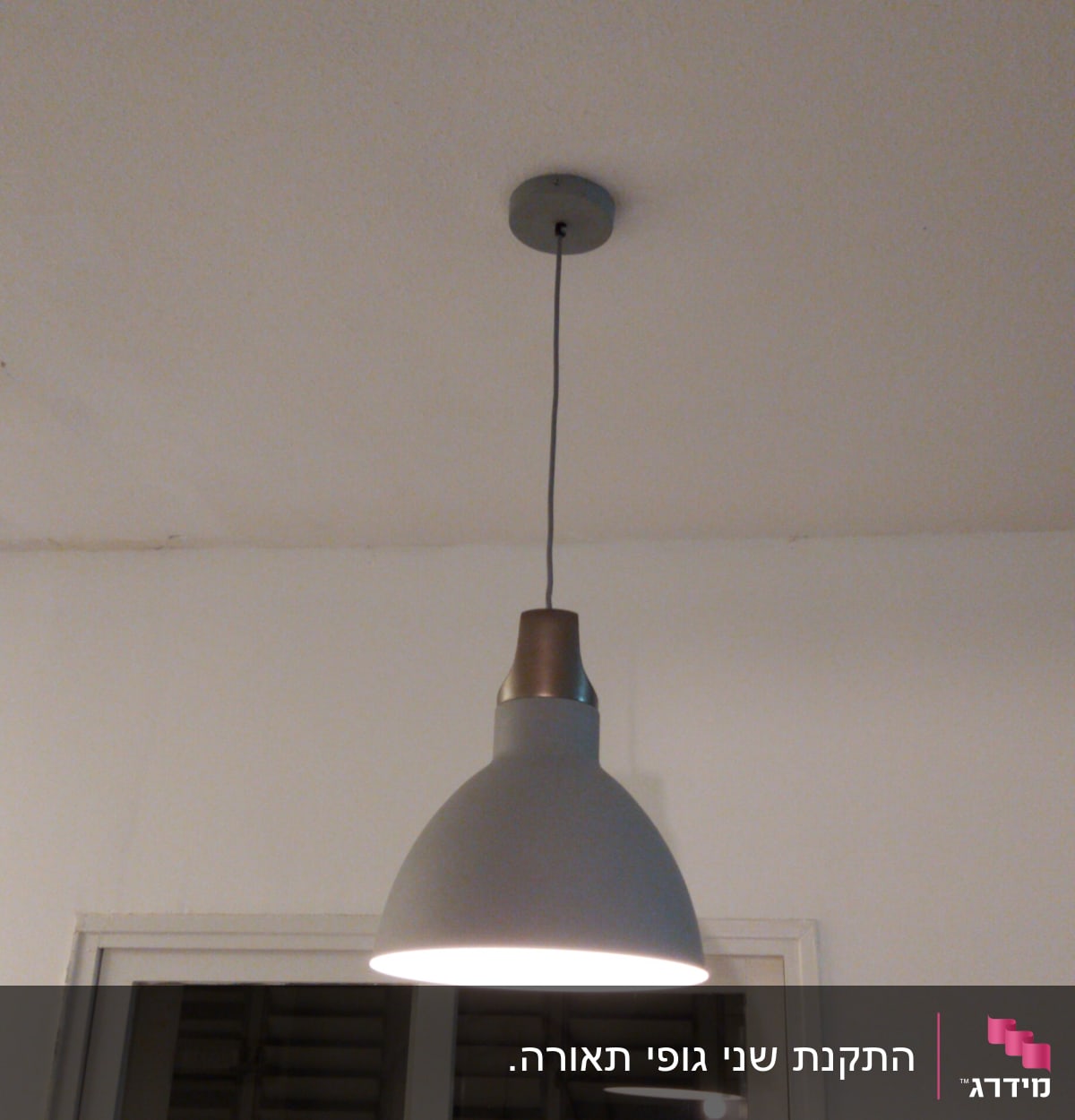 מנורה תלויה מהתקרה עם כבל חשמל